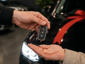 Klantgesprek in de showroom van JNS Auto’s in Gemert met persoonlijke aandacht en professioneel advies bij aankoop van een occasion.
